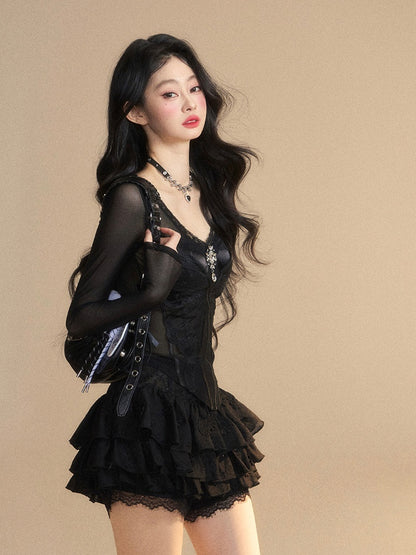 Glamouröses Top mit Strassverzierung, schwarzer V-Ausschnitt, Schmetterlingsstickerei