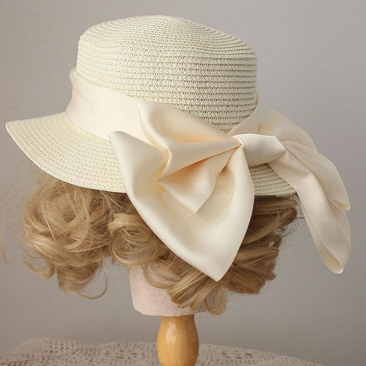 Strohhut mit großer Schleife