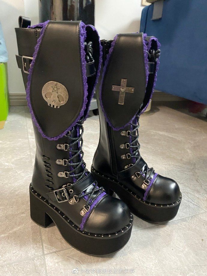 バッドバニーのレーストリム バニーイヤー プラットフォームブーツ