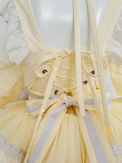 Süße Dienstmädchenschürze in Gelb und Lila + trägerloses Puffkleid mit Baskentaille, gestuftem Rüschensaum