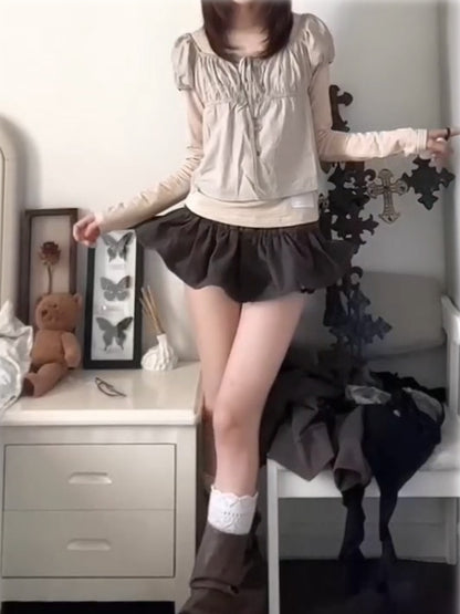 ベージュのパフスリーブ、セルフタイストラップネックライントップス