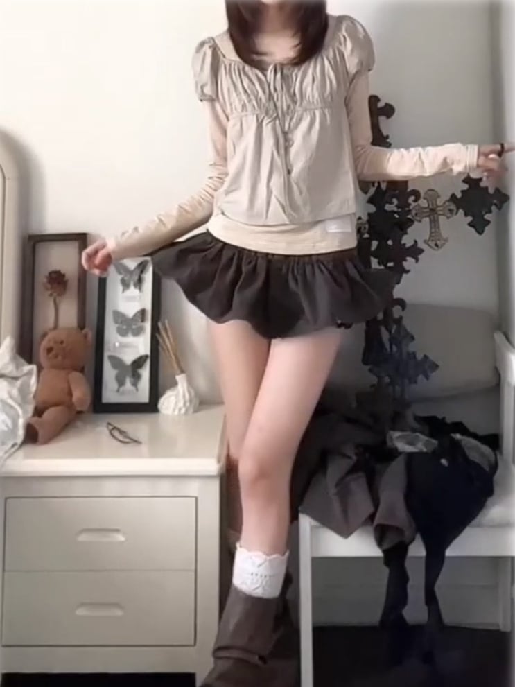 ベージュのラウンドネックストライプトップス