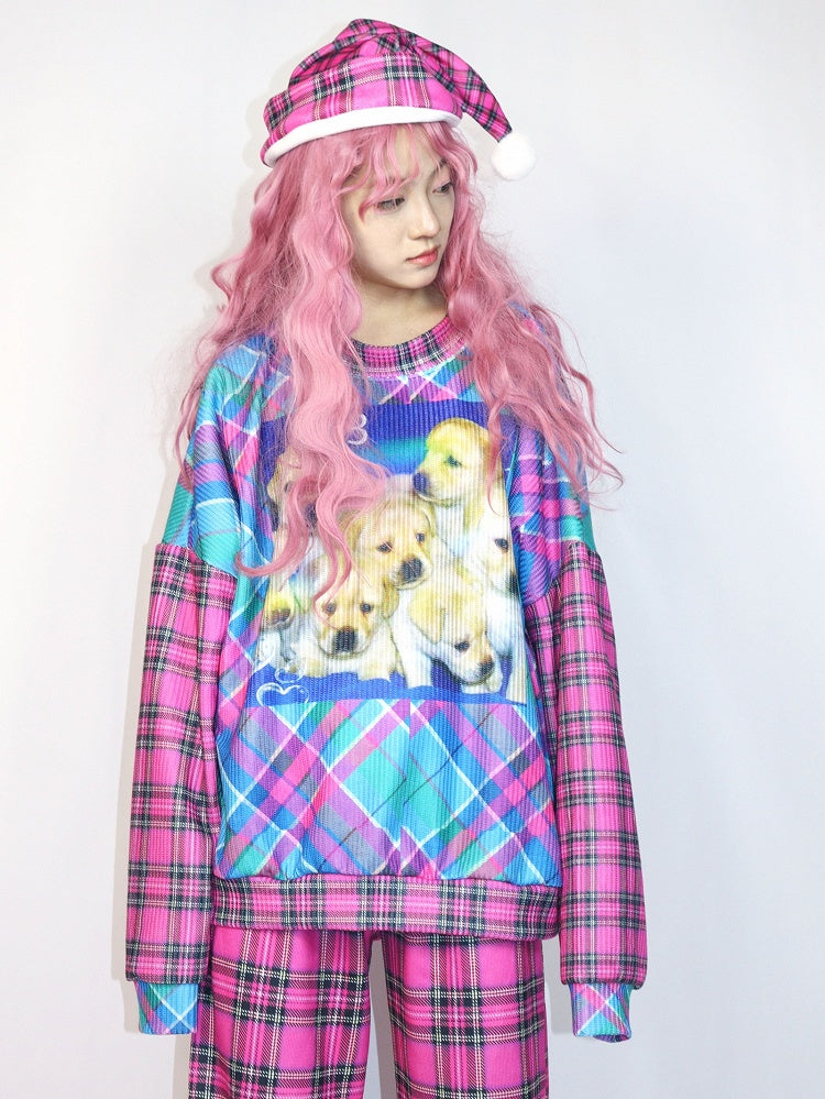 チェック柄と子犬のプリントが入ったピンクのギャルオーバーサイズスウェットシャツ。ファッションとブルー
