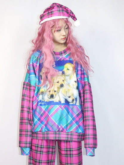 チェック柄と子犬のプリントが入ったピンクのギャルオーバーサイズスウェットシャツ。ファッションとブルー