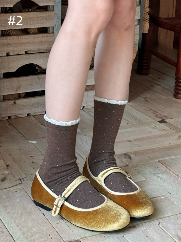 Wadenlange Socken mit gerüschtem Bündchen und Tupfenmuster