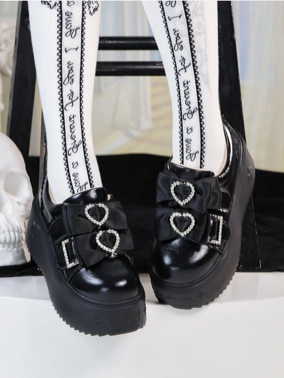 Dicke/normale Strass-Akzente, Kei-Dekor-Version mit Herz-Jirai-Schleifen-Plateaus in Slip-on-Schwarz