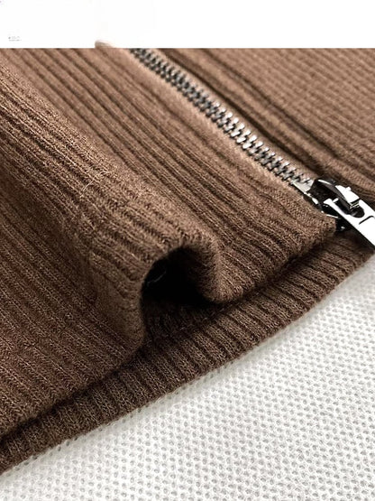 Kaffeefarbenes, schmal geschnittenes Strickoberteil