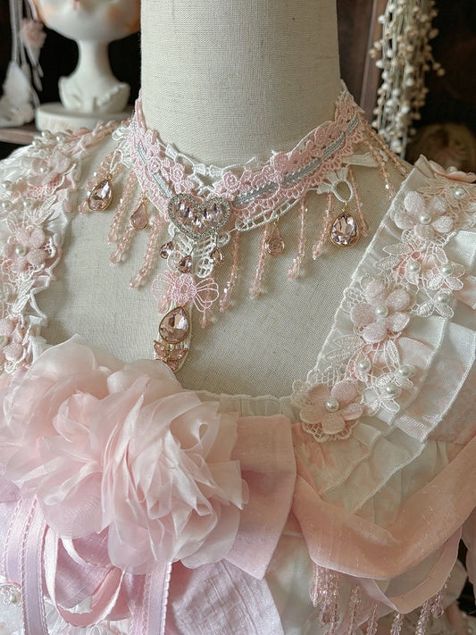 Collier en dentelle avec strass et larme de rose - nacre
