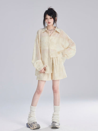 Aprikosenfarbenes, halbtransparentes Sonnenschutz-Shirt/lockere Shorts