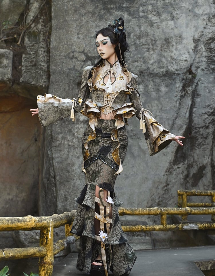 Staubgrüne Jacke mit kaskadierendem Rüschenbesatz und Schlangenleder-Narbung