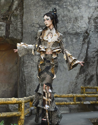 Staubgrüne Jacke mit kaskadierendem Rüschenbesatz und Schlangenleder-Narbung