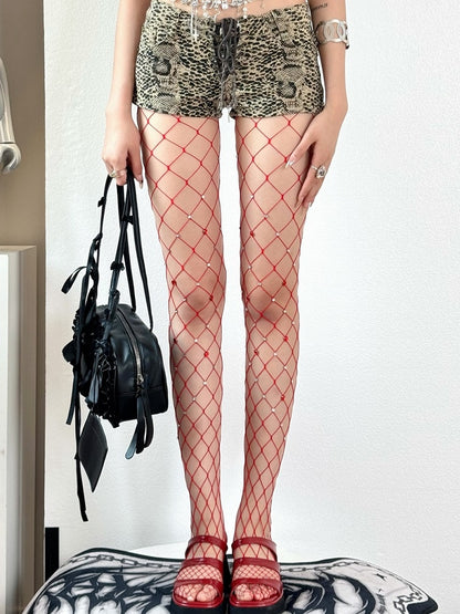 Rot/Schwarze Strumpfhose mit Fischnetz-Dekor im Y2K-Strass-Design