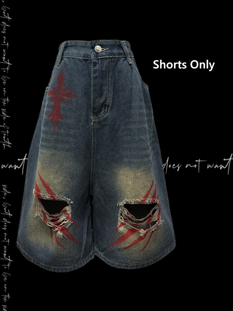 Blaue Denim-Shorts mit weitem Bein und verblassten Löchern im Scratch-Waschung-Look