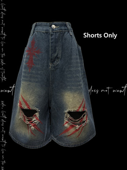 Blaue Denim-Shorts mit weitem Bein und verblassten Löchern im Scratch-Waschung-Look