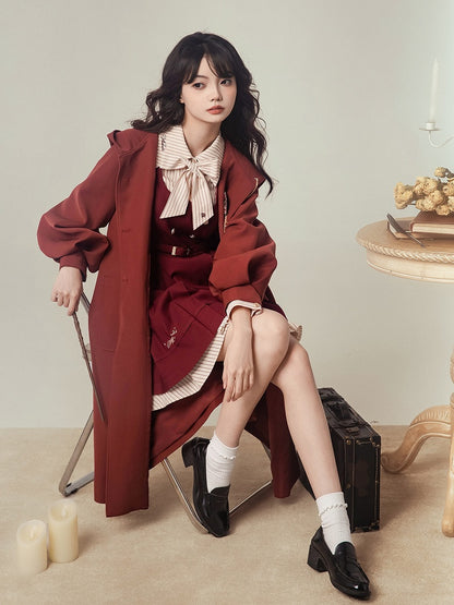 Roter Ballonmantel mit adretter Kapuze und langen Ärmeln