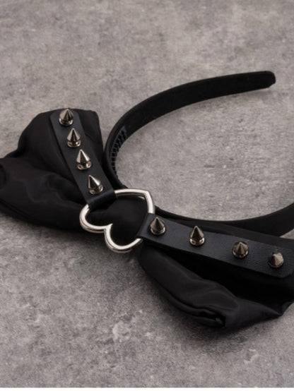 Design Studs With Buckle Heart Black KC