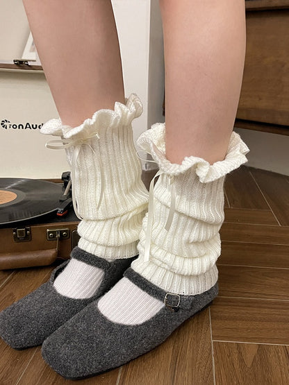 Weiße, süße Strick-Beinwärmer mit Schleife
