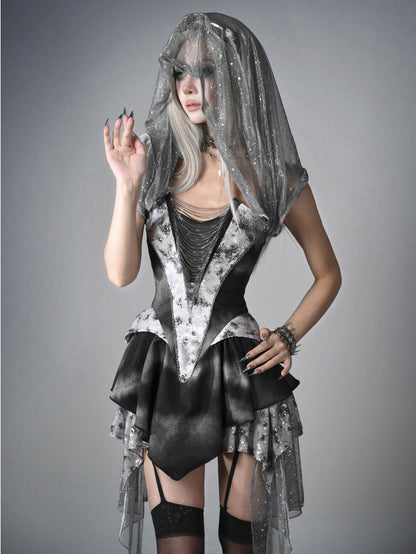 Futuristisches schwarzes Basken-Taillen-Metall-Y3K-Kapuzenkleid mit Taschentuch-Saumketten Cyberpunk-Modefront