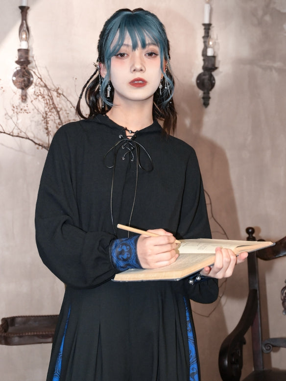 Detail am Schnür-Kapuzenpullover in Schwarz und Blau mit Front