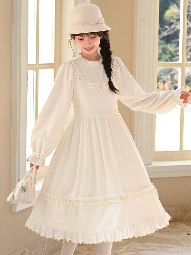Weißes Kleid mit Schleifenakzenten, Rüschenausschnitt und langen Ärmeln