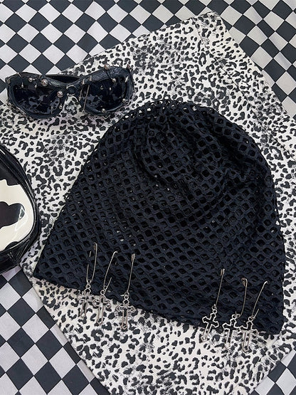 Charm Schwarze Beanie Details Pin Y2K Design Kreuz Fischnetz