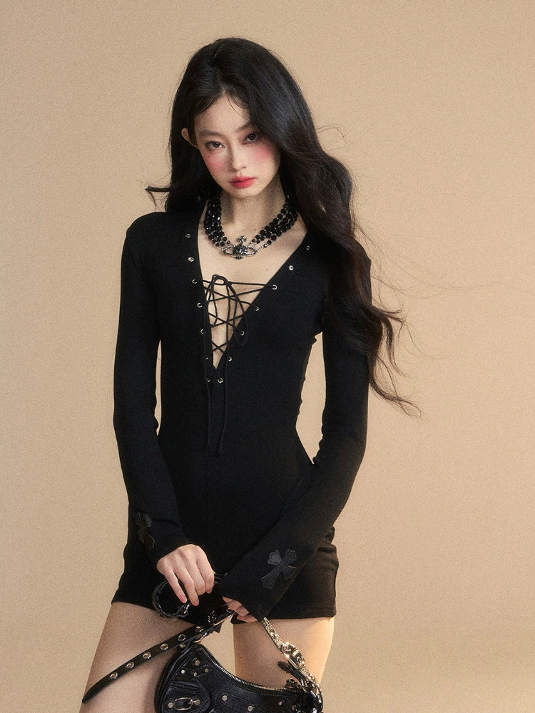 フロントディテールのレースアップジャンプスーツ。ブラックのプランジネックライン。スリムフィット。