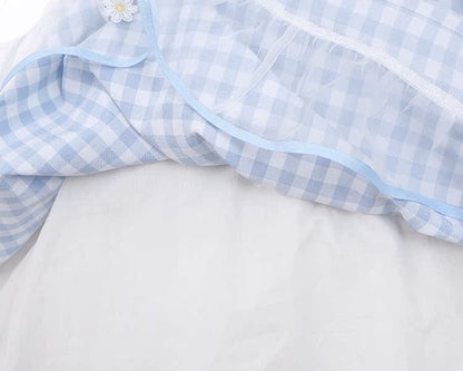 Hellblauer Matrosenkragen, weiße Gänseblümchen, kariertes süßes Kleid mit Schleifendetails