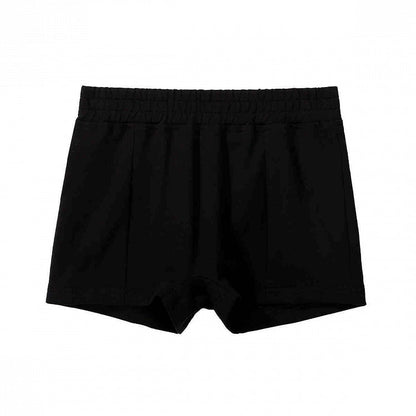 黒のショートパンツ