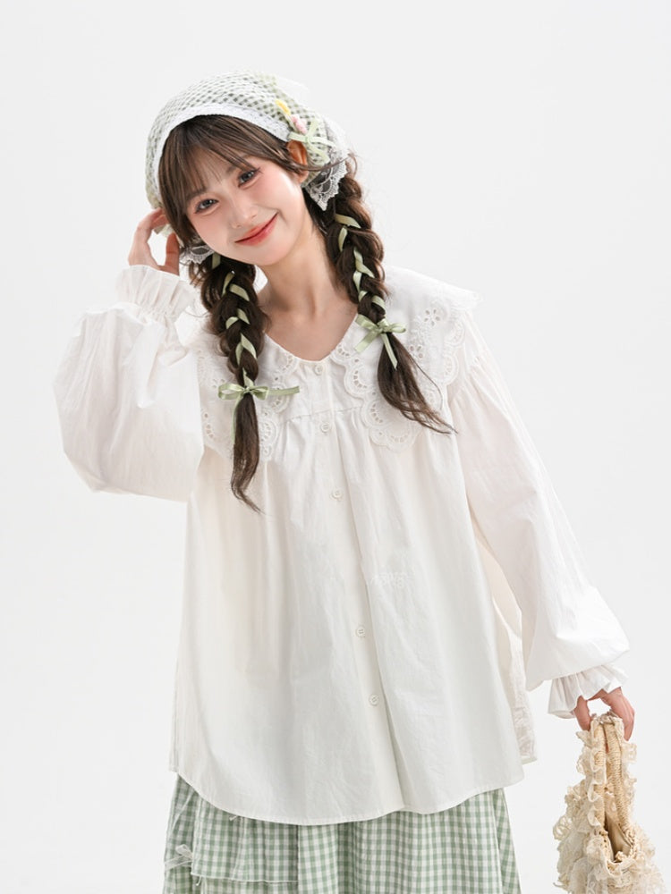 ホワイトのオーバーサイズレースカラー、フリル袖口、ゆったりブラウス