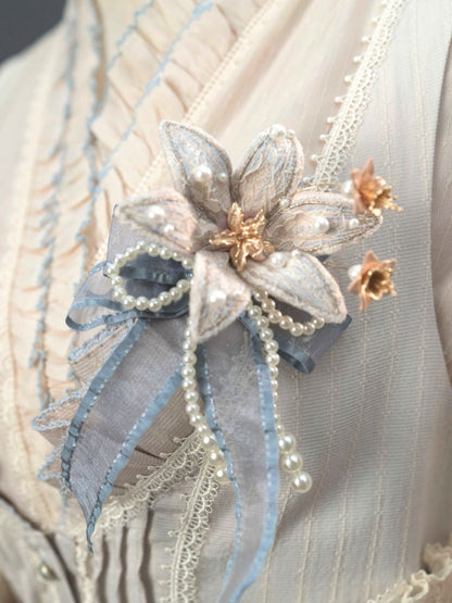 Blaue/lila/graue Lilienbrosche mit Perlendetails