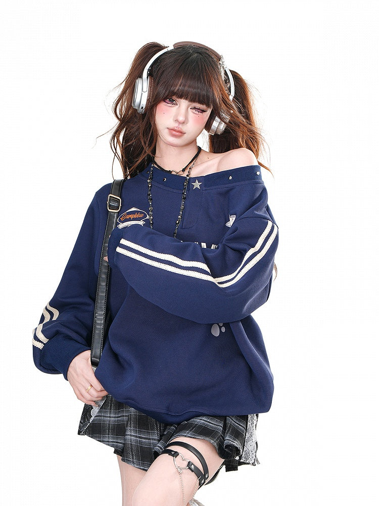 ネイビーブルーのアシンメトリーネックラインのルーズスウェットシャツ