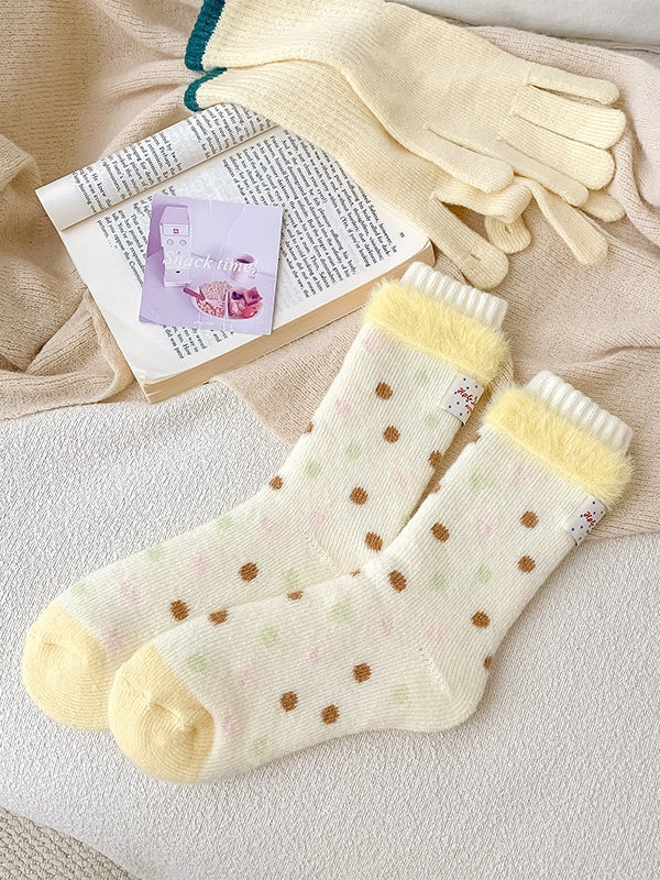 クリーミーな黄色の可愛い水玉模様のふくらはぎソックス