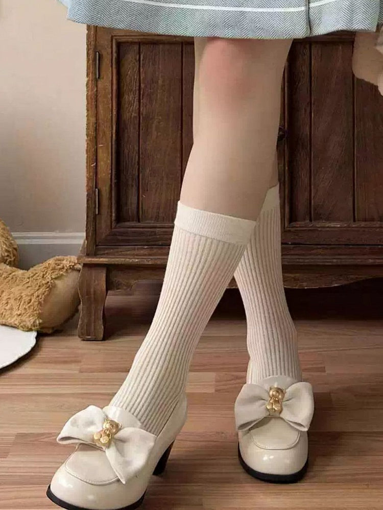 ベージュの装飾されたクマのリボンが付いたトップローファー