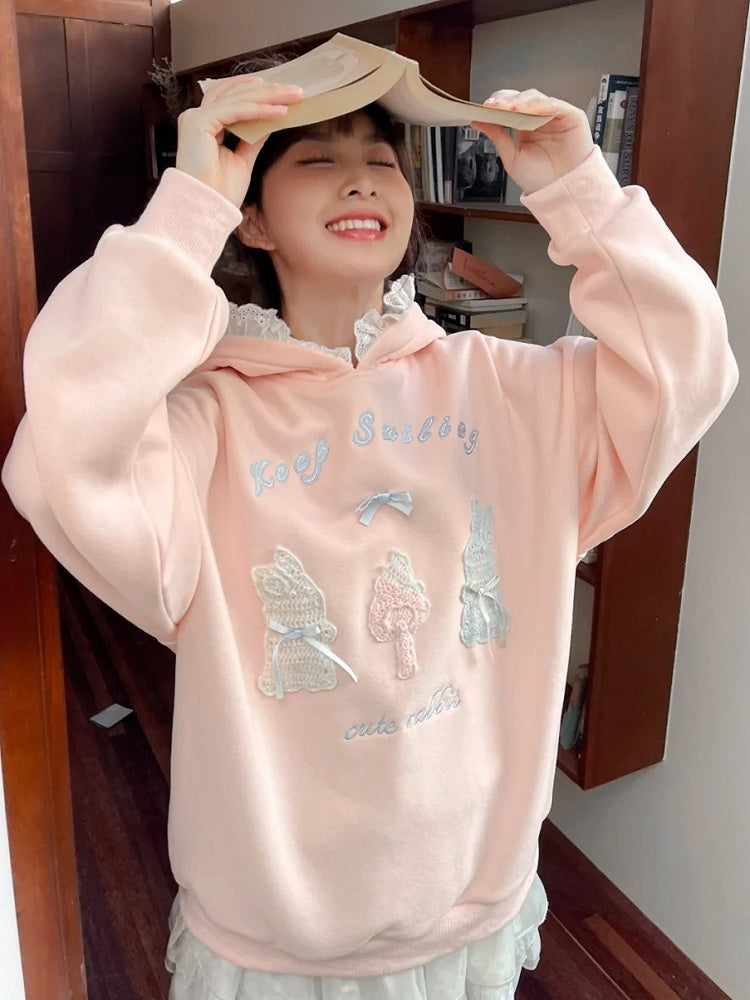 Rosafarbener, süßer Kapuzenpullover mit gehäkelten Häschendetails und Fleecefutter