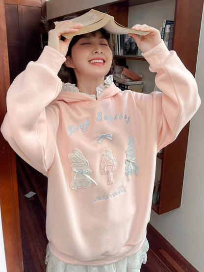 Rosafarbener, süßer Kapuzenpullover mit gehäkelten Häschendetails und Fleecefutter