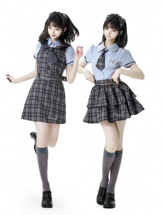 グレーブルーのプレッピースタイルの半袖チェック柄ネクタイ付きシャツ