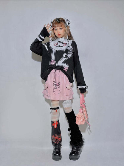 Schwarzes Oversize-Top mit Kitty-Spinnen- und Kreuz-Skelett-Applikationen