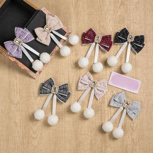 ジライケイのポンポンとラインストーンで飾られたビーズ付きツイードの蝶結びヘアクリップ