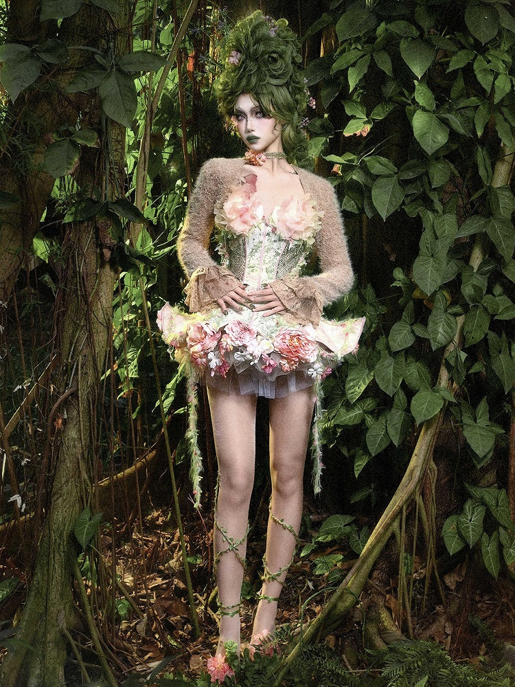 Kamelfarbenes, kurzes Oberteil mit Volant-Manschetten und langen Ärmeln für den Frühling