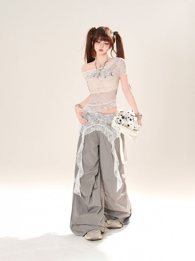 ホワイトのアシンメトリーネックライン、カスケードフリル、アクセントレースオーバートップ