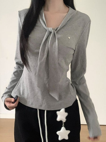 Haut long blanc/gris à nouer au col avec manches et taille cintrée