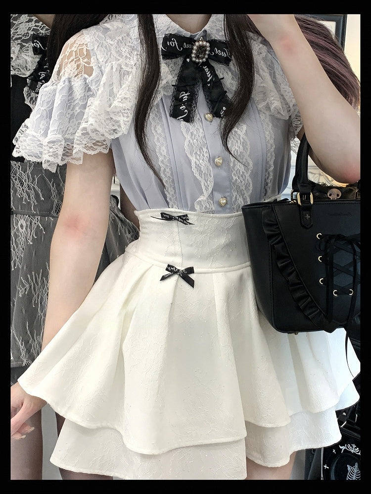 ジライケイ ブラック/ブルー/ホワイト カットアウトショルダーケープデザイン レースブラウス