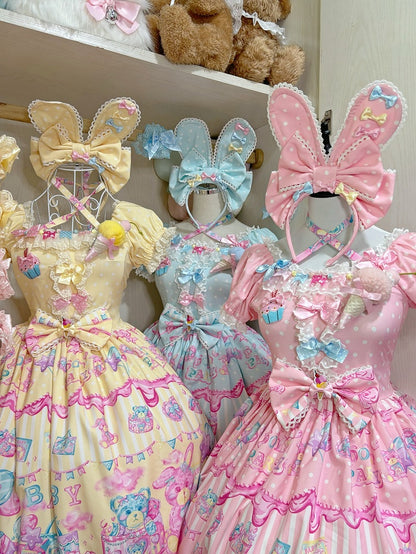 黄色と青の蝶結び、ピンクの耳のKC / バニー