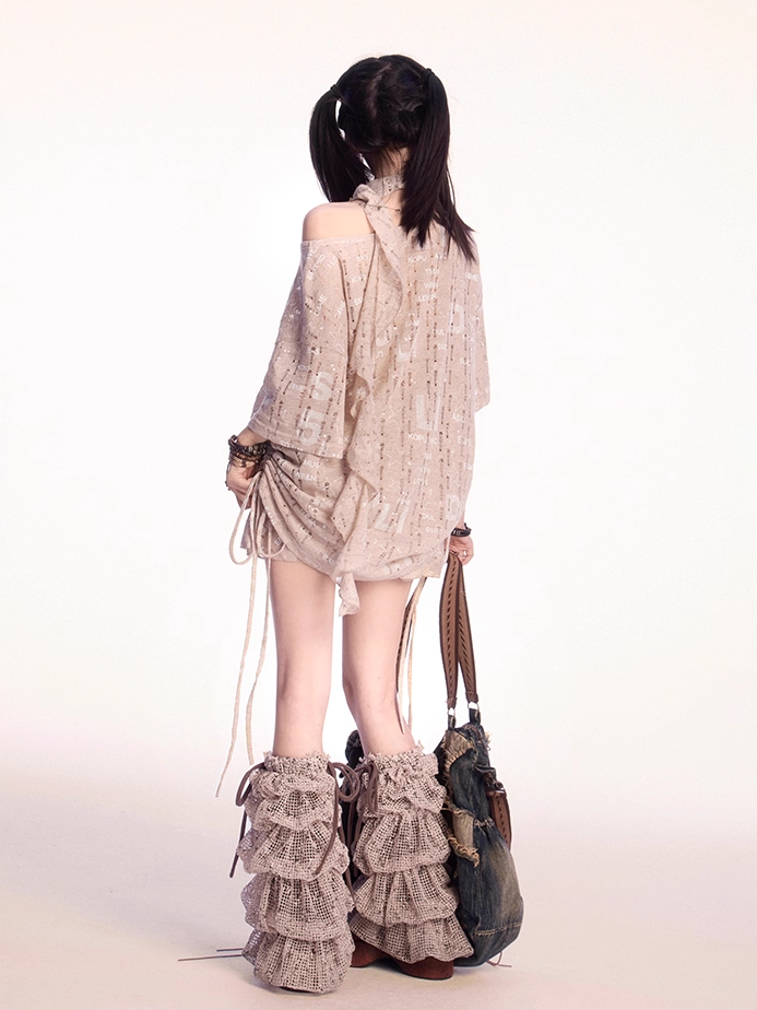 穴あきTシャツ、カーキ、アシンメトリーネックライン、レタープリント、ダメージ加工スカーフ