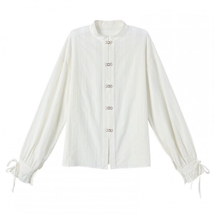 袖口にセルフタイストラップが付いた白いチャイナドレス風シャツ