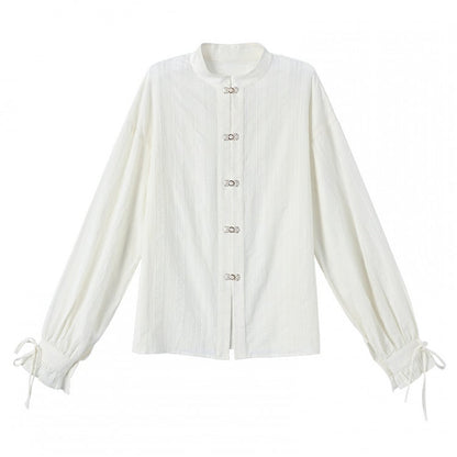 袖口にセルフタイストラップが付いた白いチャイナドレス風シャツ