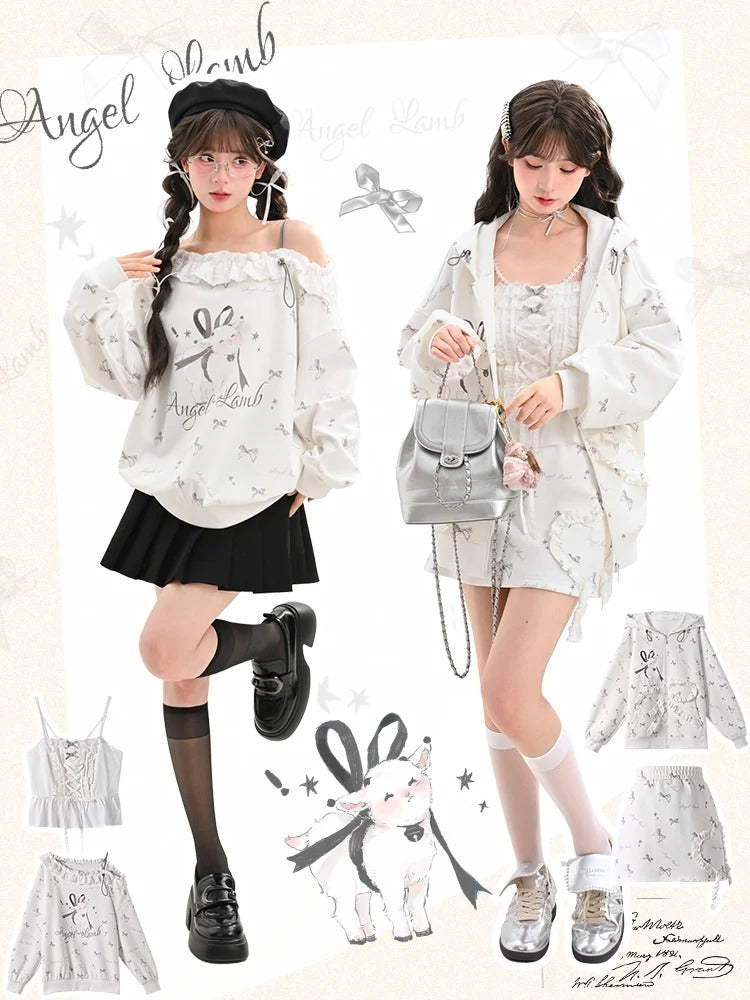 フリル付きアシンメトリーラム＆リボンプリントのホワイトネックラインスウェットシャツ