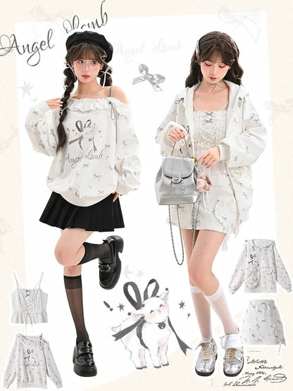 フリル付きアシンメトリーラム＆リボンプリントのホワイトネックラインスウェットシャツ