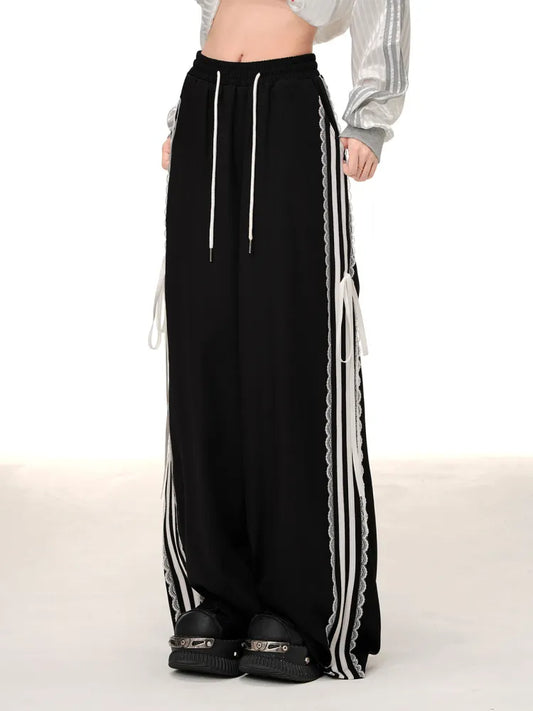 Schwarze Blokette Core-Hose mit weitem Bein und Spitzenbesatz