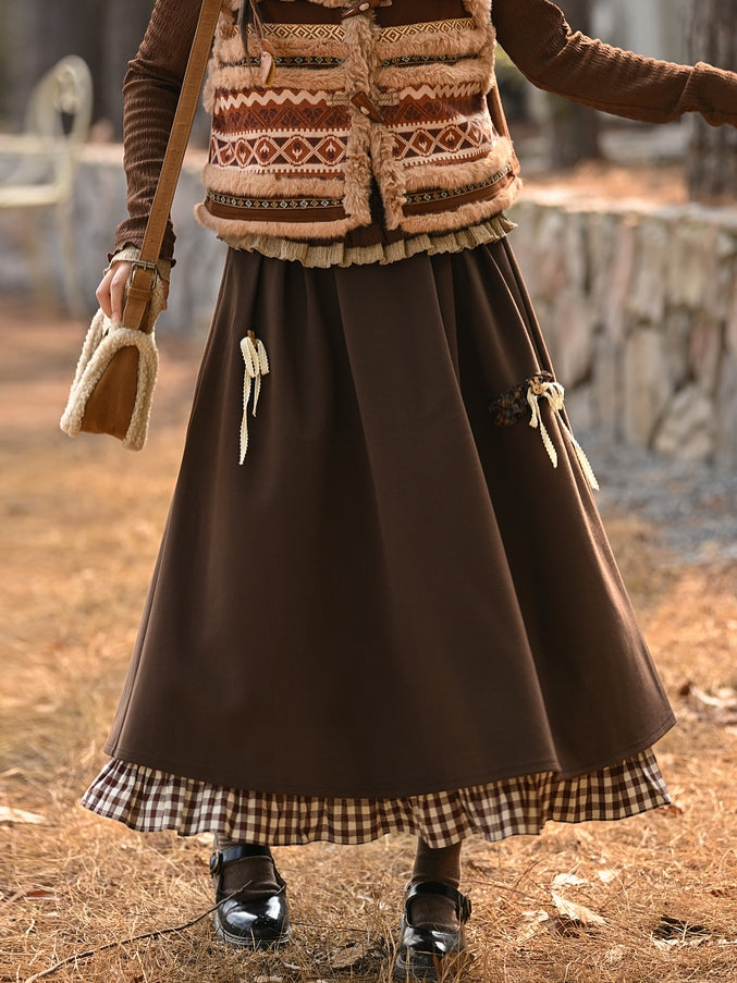 ブラウンの蝶結びディテール、足首丈スカート、チェック柄、フリル裾